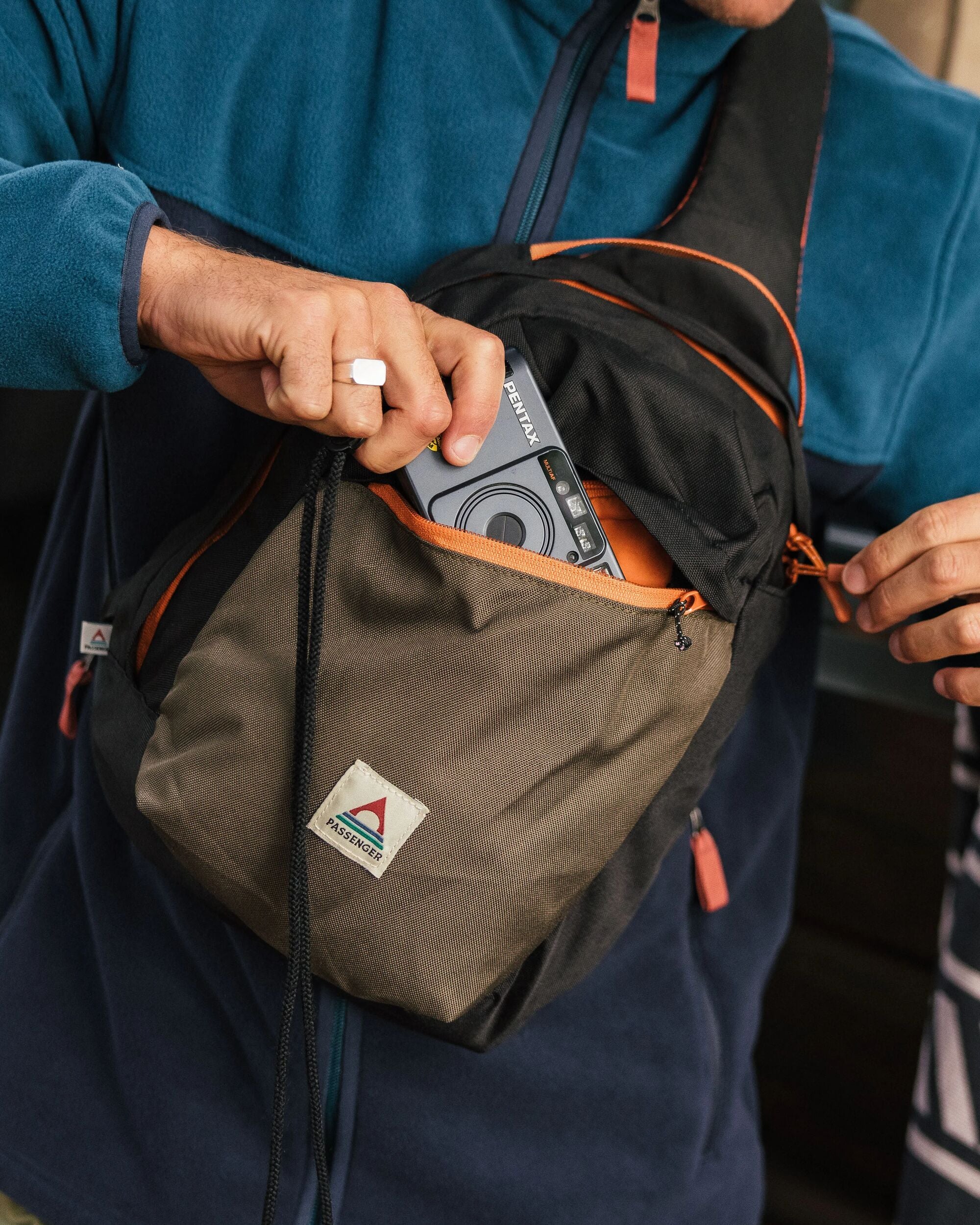 Boondocker Sling 8L - True Black/ Khaki - Image 4