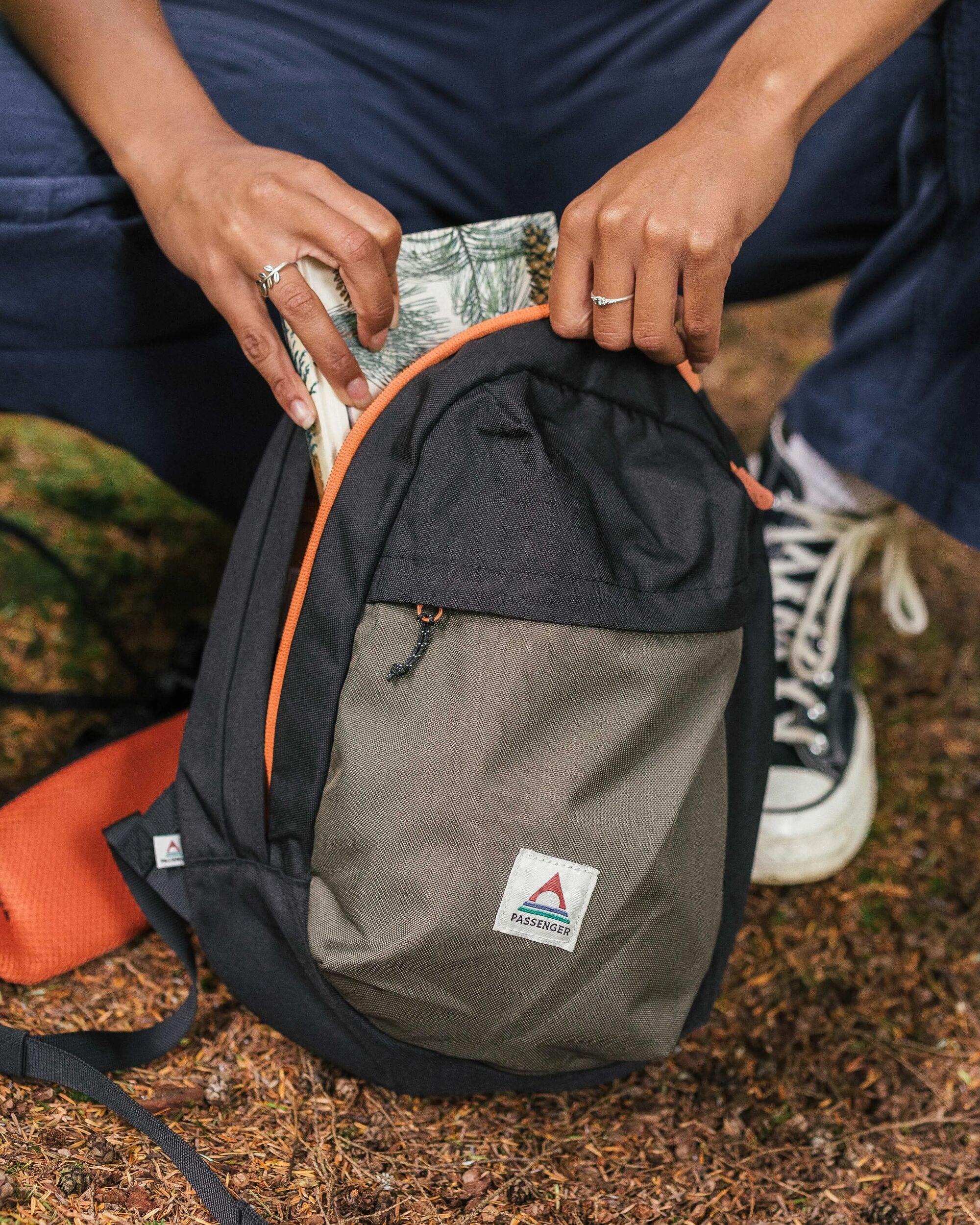 Boondocker Sling 8L - True Black/ Khaki - Image 5