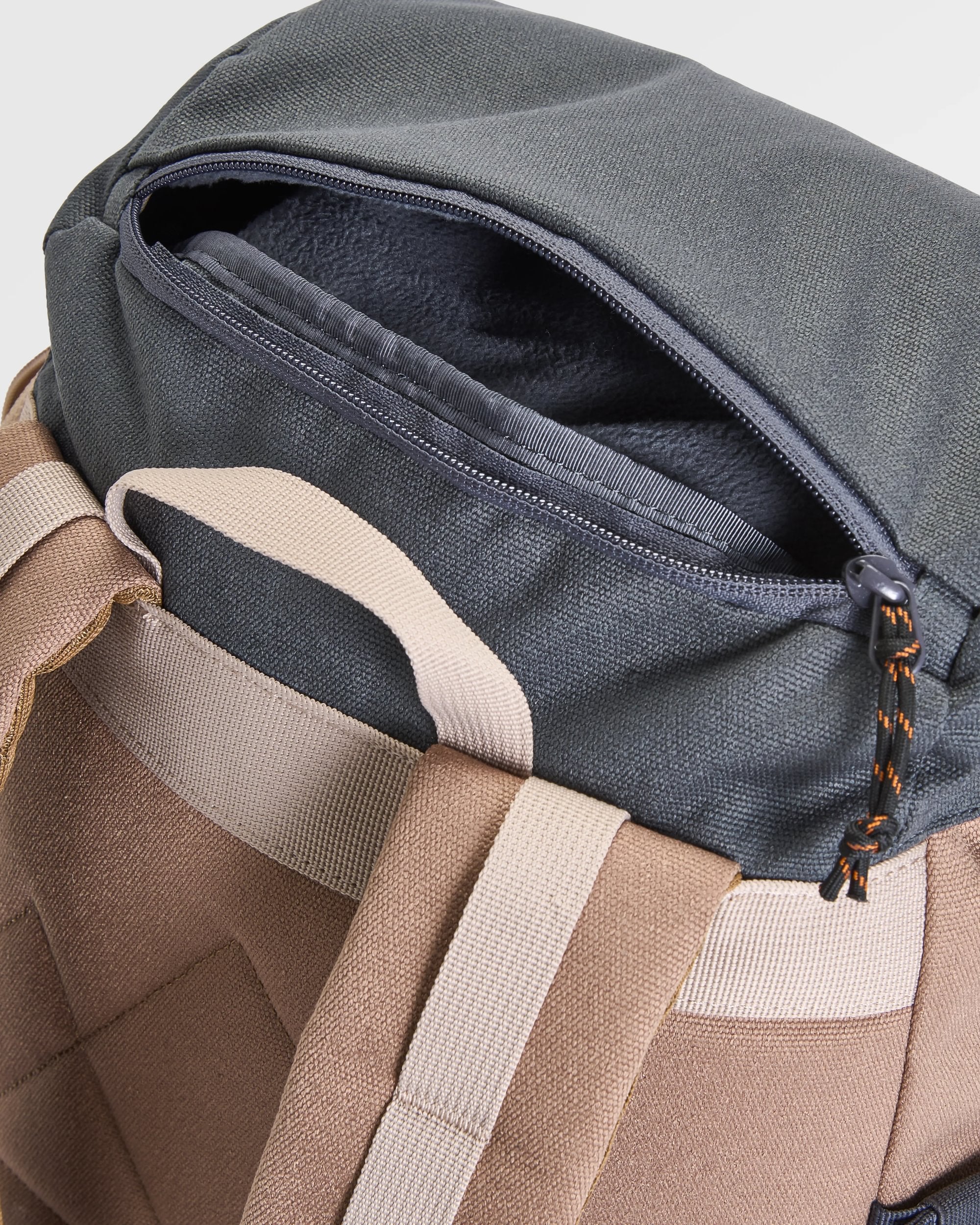 Vantage 24L Backpack - Charcoal/ Caramel - Image 10