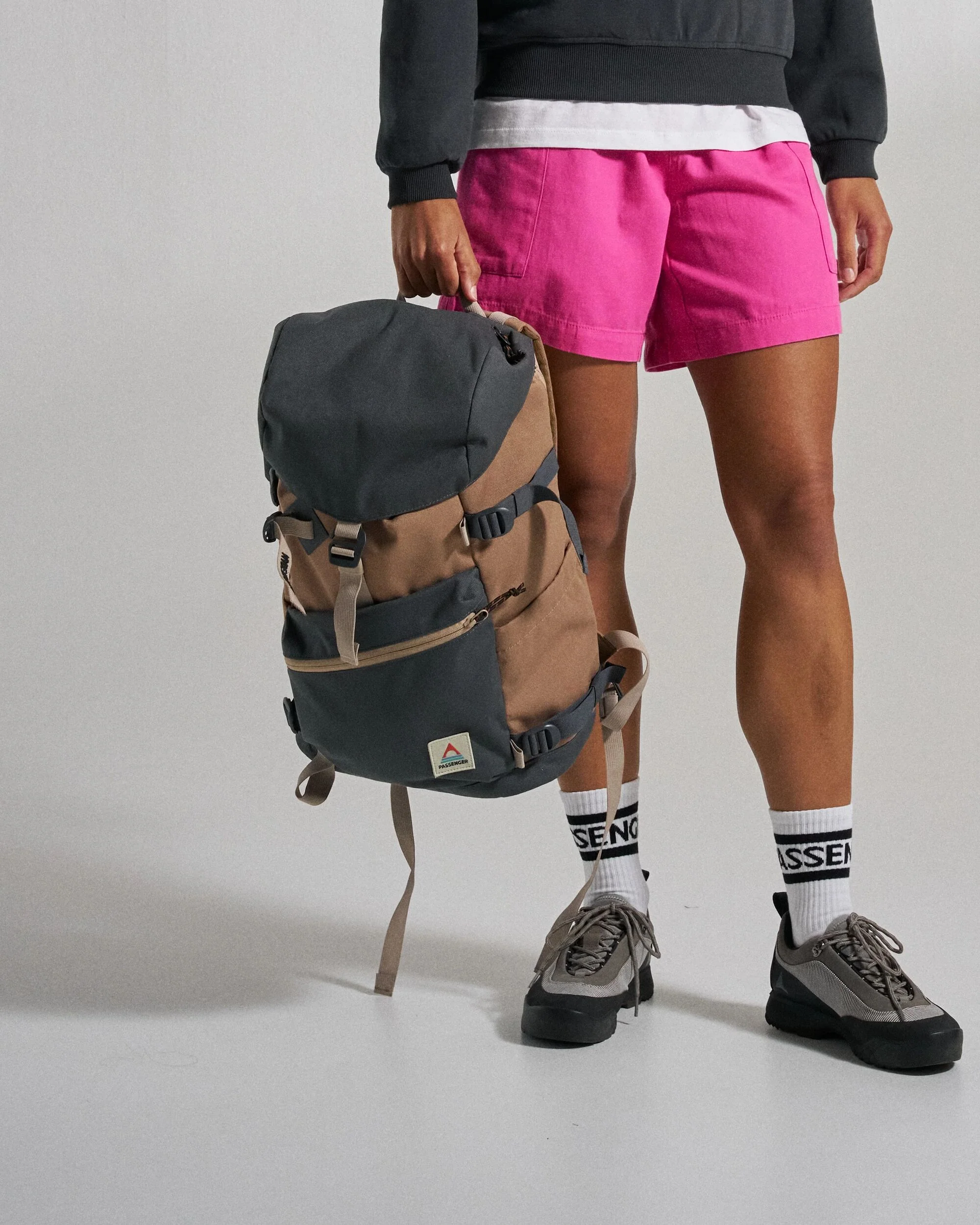 Vantage 24L Backpack - Charcoal/ Caramel - Image 3