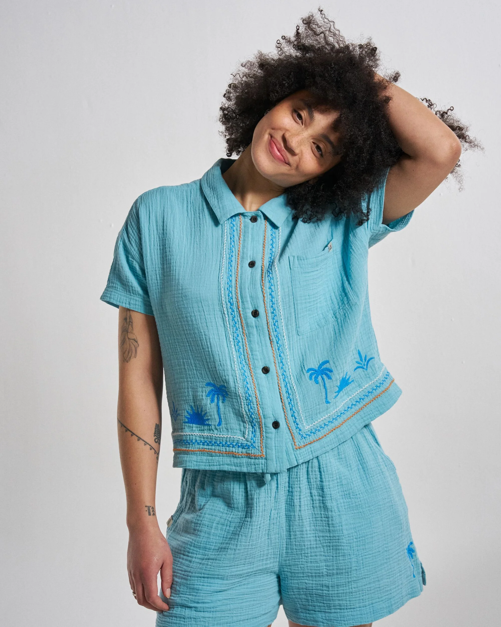 Waveney Short Sleeve Cotton Shirt - Retro Blue - Image 3